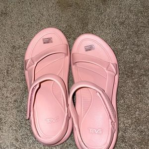pink tevas